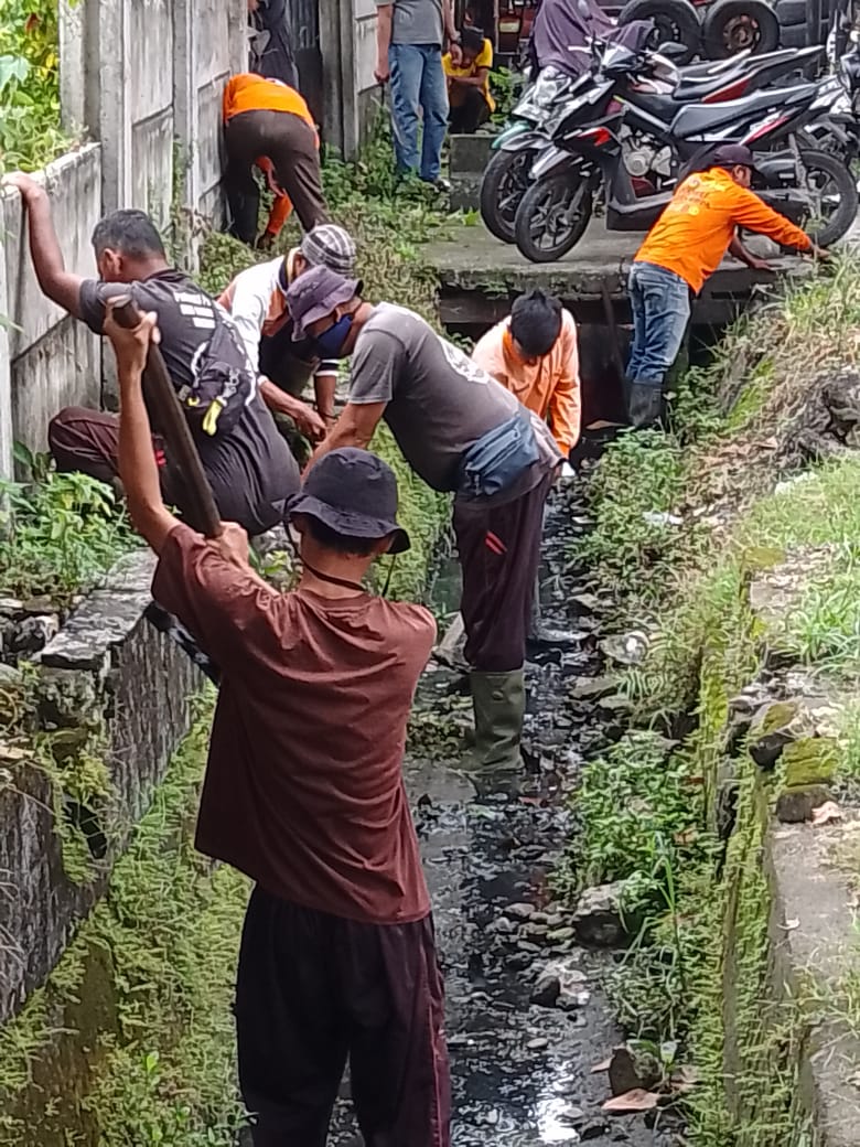 Pengorekan parit yang dilakukan oleh Petugas PPPSU KECAMATAN MEDAN KOTA